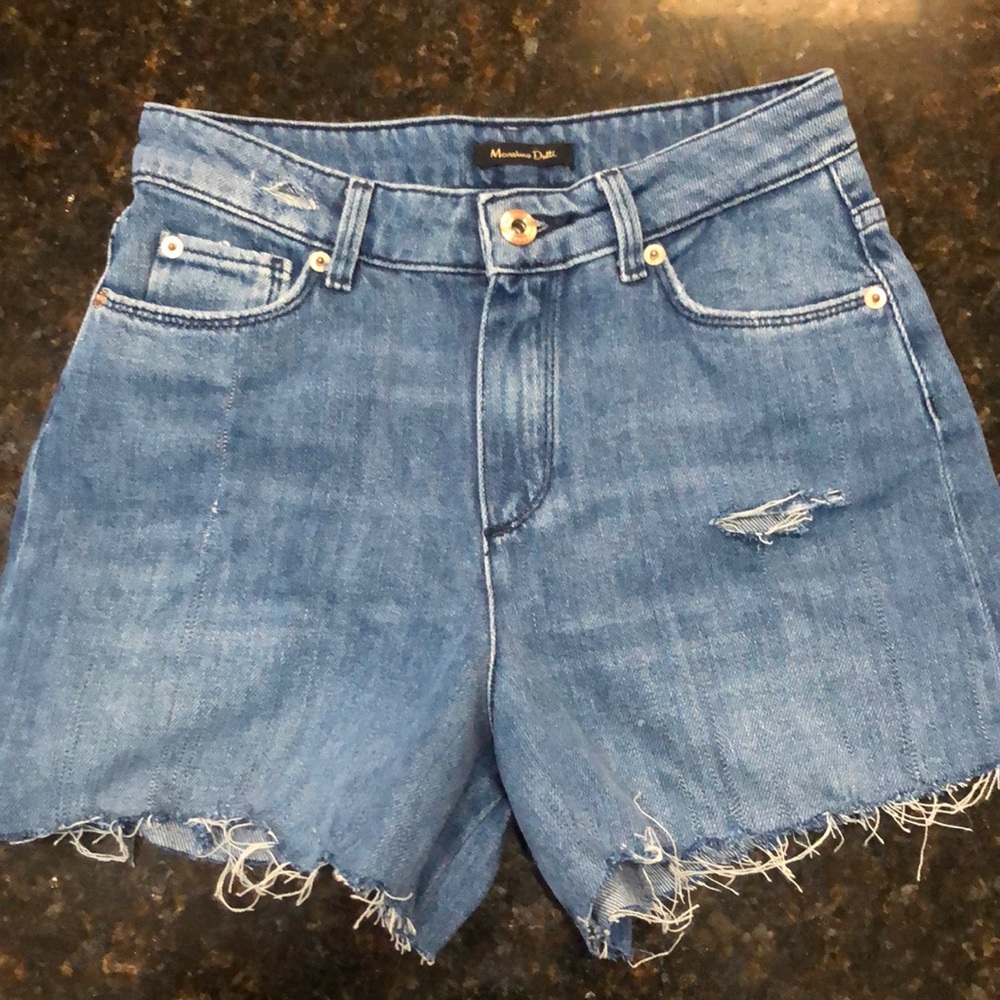 Distressed jean shorts!